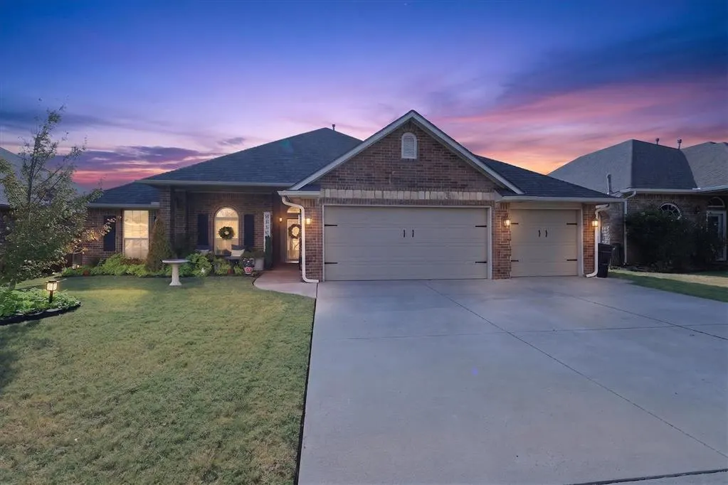 Photo 2 — 1809 Mead Lane, Moore, OK 73170