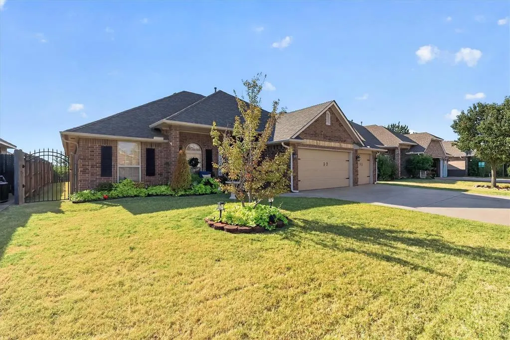 Photo 3 — 1809 Mead Lane, Moore, OK 73170
