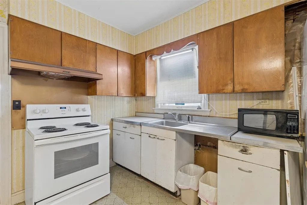 Photo 14 — 2305 NW 13th Street, Oklahoma City, OK 73107