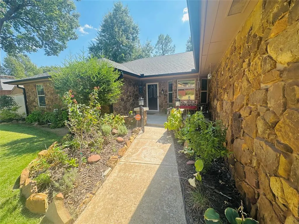 Photo 3 — 3918 Brookhollow Road, Norman, OK 73072