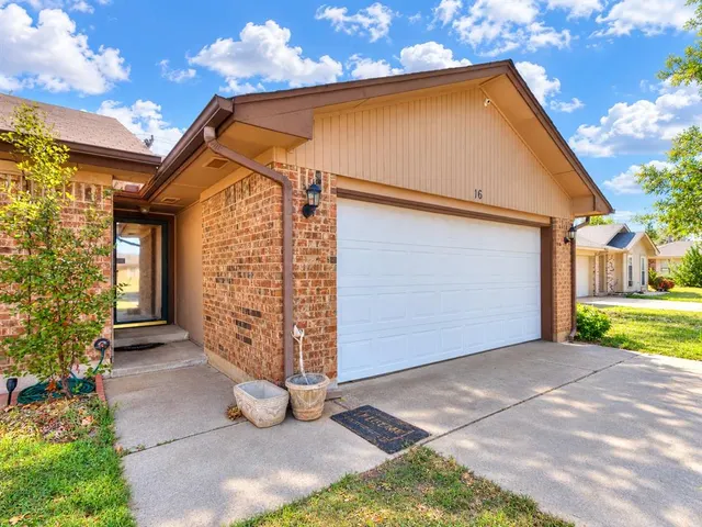 Photo 2 — 16 Bellgate Drive, Yukon, OK 73099