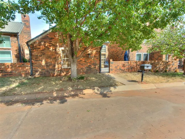 Photo 2 — 11811 Springhollow Road, Oklahoma City, OK 73120