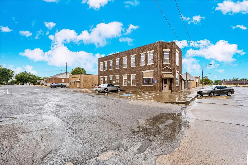 Front exterior — 201 N Noble Avenue, Watonga, OK 73772