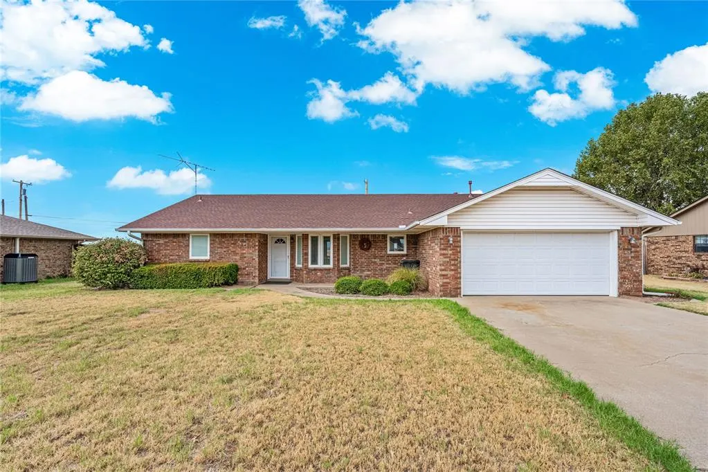 Front exterior — 805 Villa Drive, Watonga, OK 73772