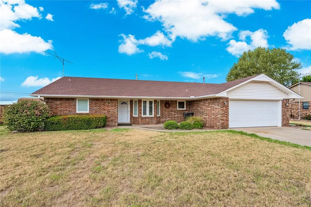 Photo 2 — 805 Villa Drive, Watonga, OK 73772