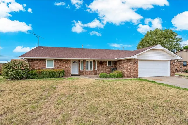 Photo 2 — 805 Villa Drive, Watonga, OK 73772
