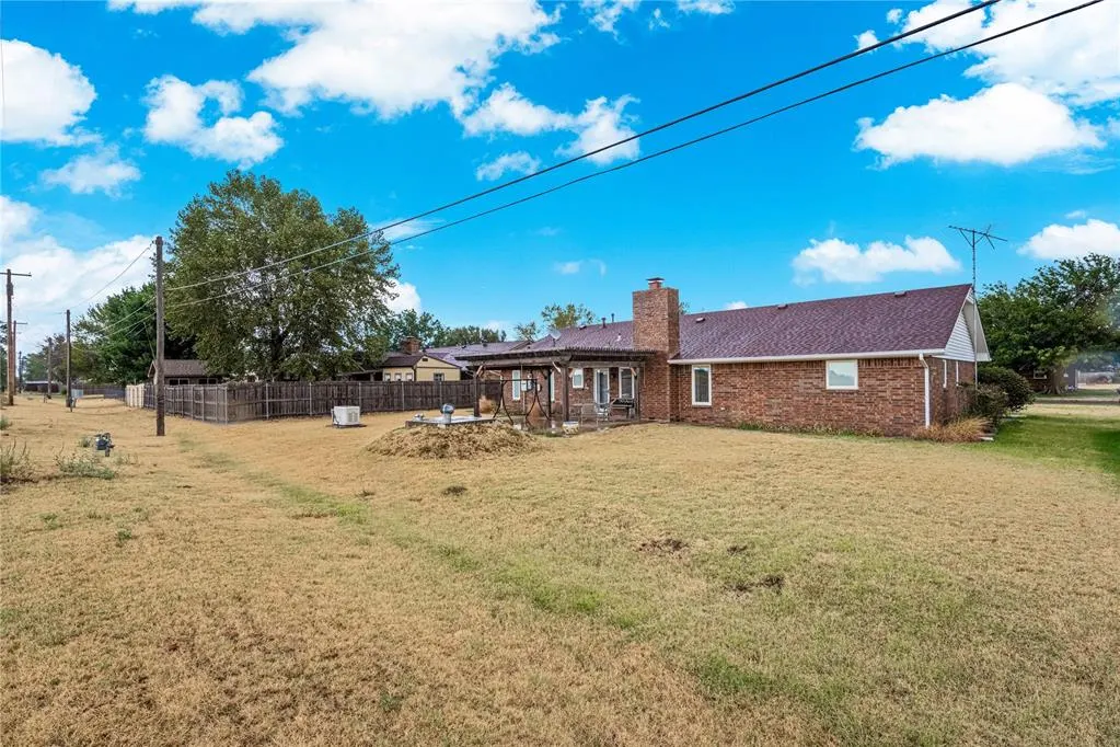 Photo 9 — 805 Villa Drive, Watonga, OK 73772