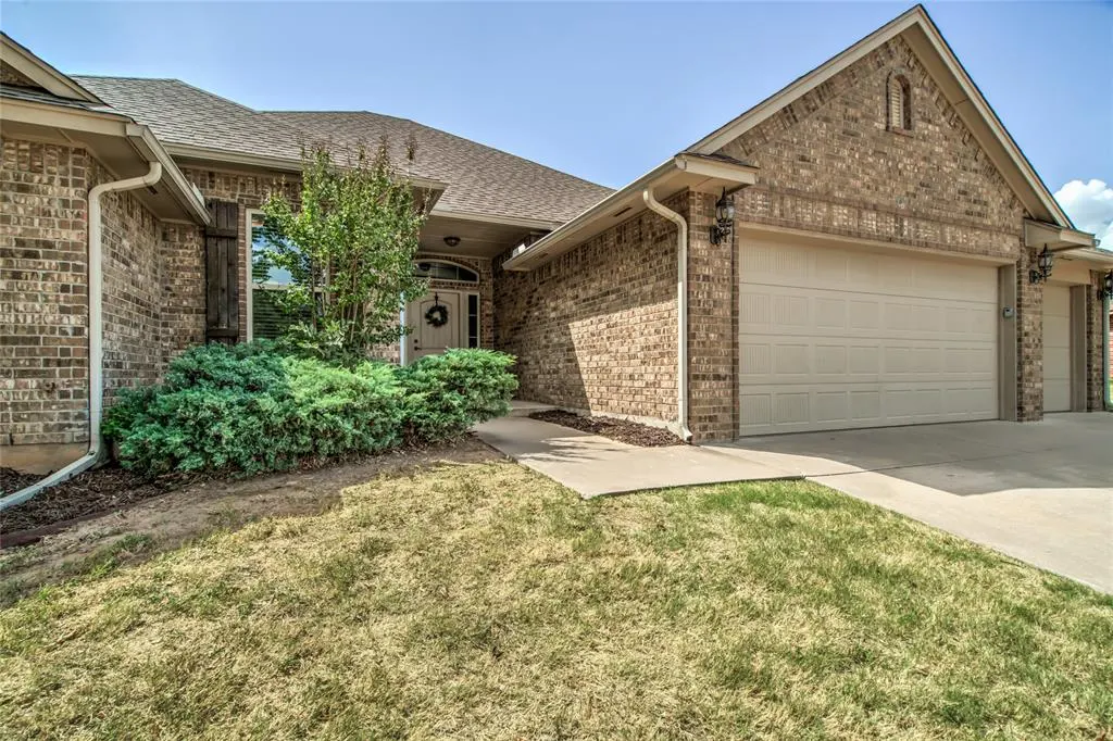 Photo 2 — 876 Crooked Oak Circle, Guthrie, OK 73044