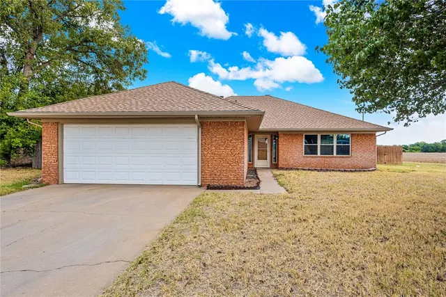 Photo 2 — 611 S Leach Avenue, Watonga, OK 73772