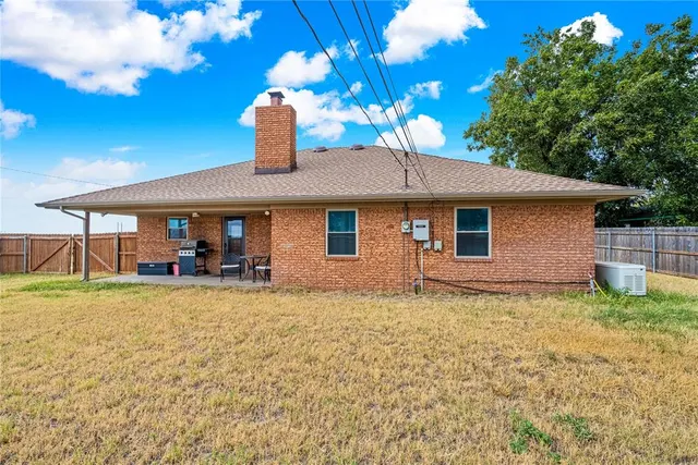 Photo 5 — 611 S Leach Avenue, Watonga, OK 73772