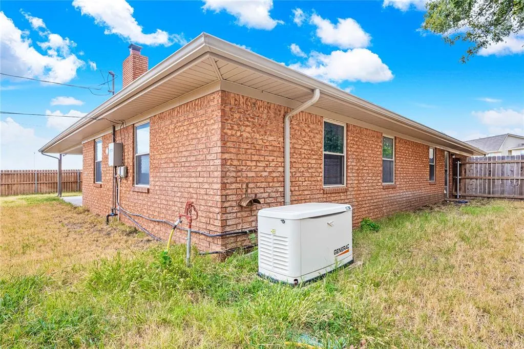 Photo 8 — 611 S Leach Avenue, Watonga, OK 73772