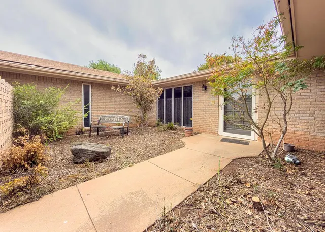 Photo 2 — 1109 Sherwood Road, Clinton, OK 73601