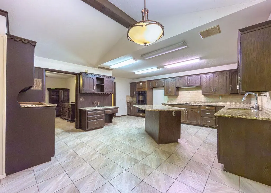 Photo 3 — 1109 Sherwood Road, Clinton, OK 73601