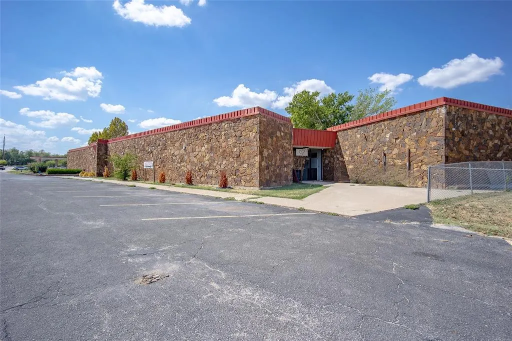 Photo 2 — 6009 NW Expressway Street, Oklahoma City, OK 73132