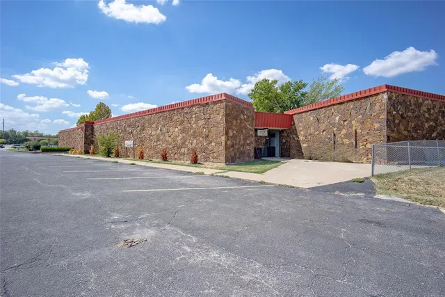 Photo 2 — 6009 NW Expressway Street, Oklahoma City, OK 73132
