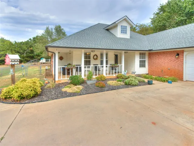 Photo 2 — 18901 Courtney Lane, Newalla, OK 74857