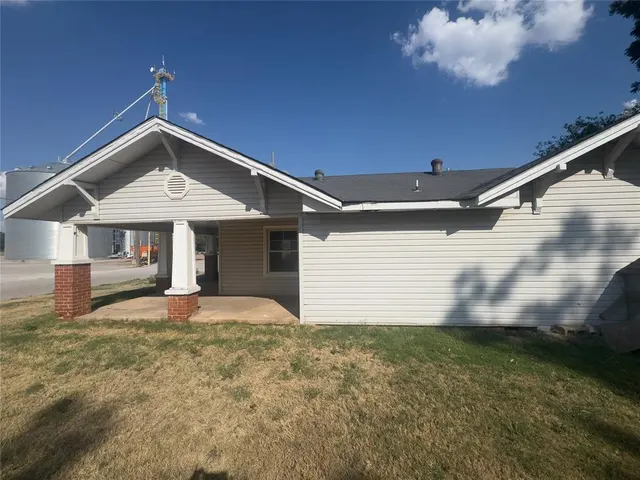 Photo 3 — 413 Main Street, Maysville, OK 73057