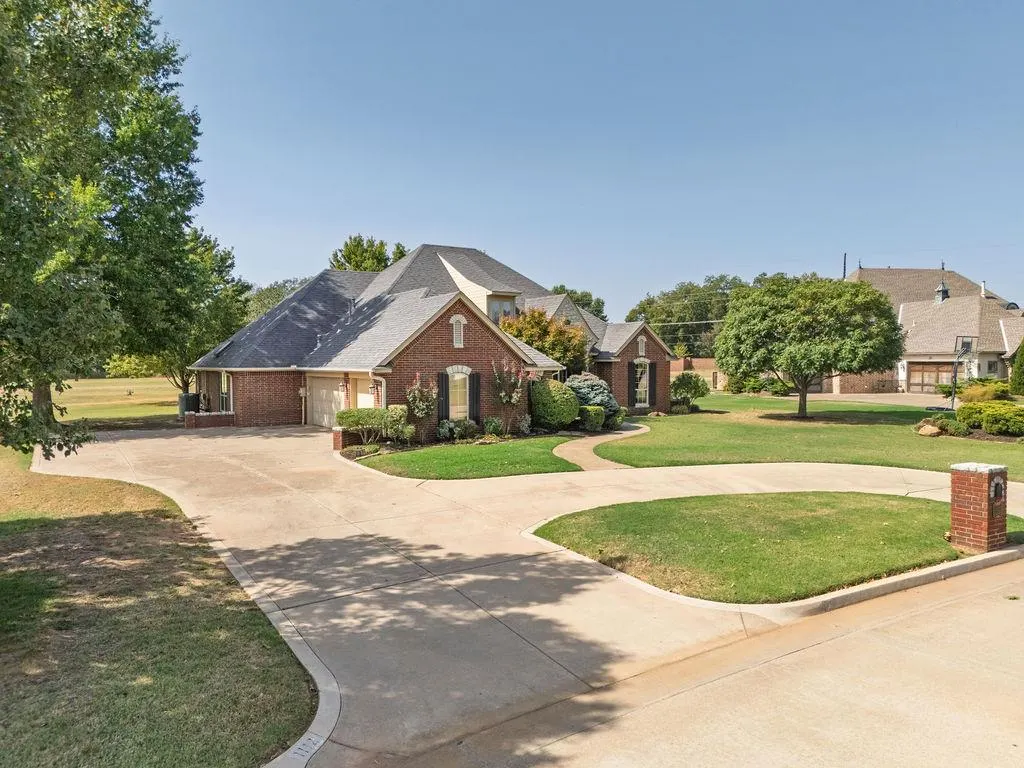 Front exterior — 1112 Troon Circle, Shawnee, OK 74801