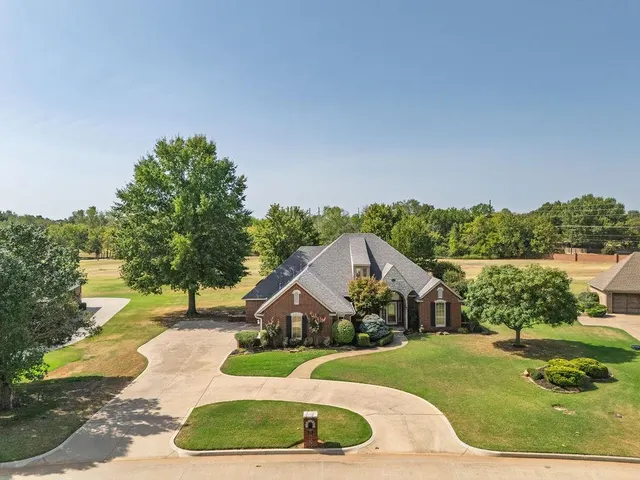 Photo 2 — 1112 Troon Circle, Shawnee, OK 74801