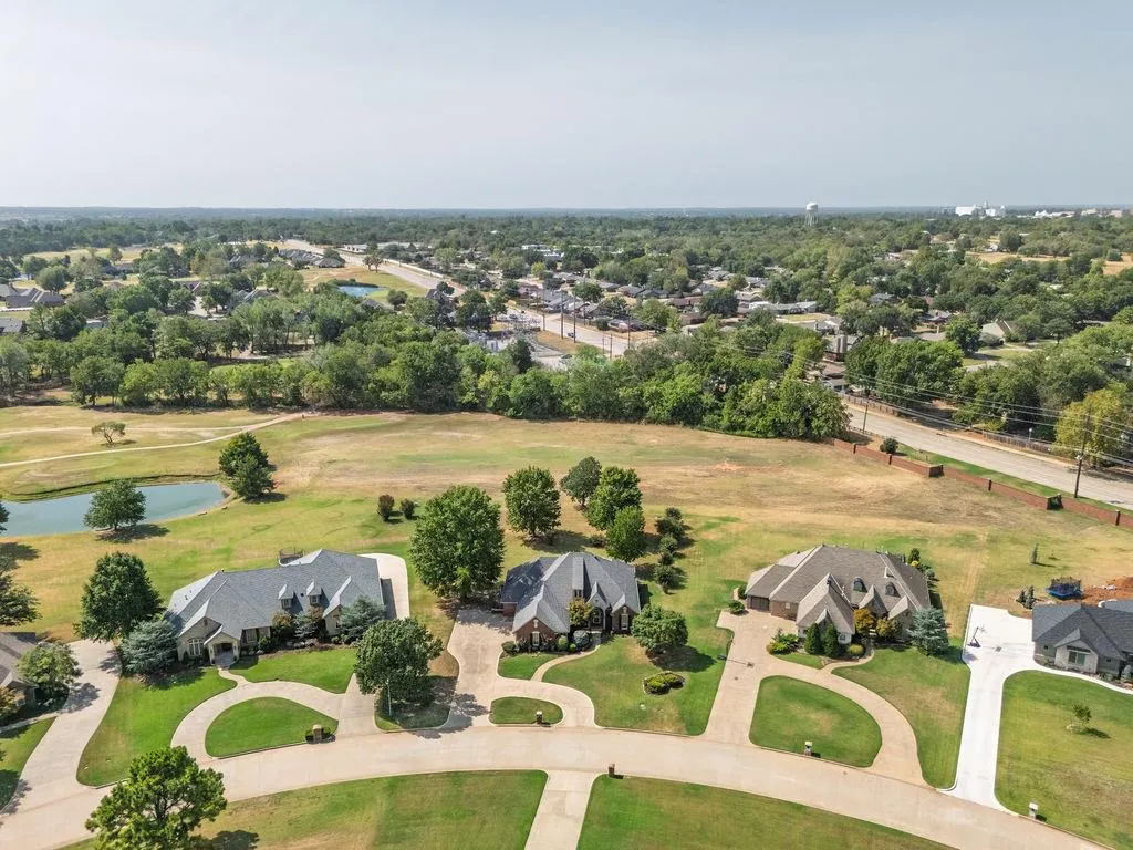 Photo 4 — 1112 Troon Circle, Shawnee, OK 74801