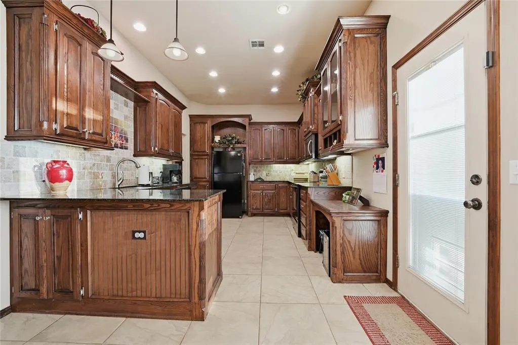 Photo 5 — 4220 Kensington Drive, Moore, OK 73160
