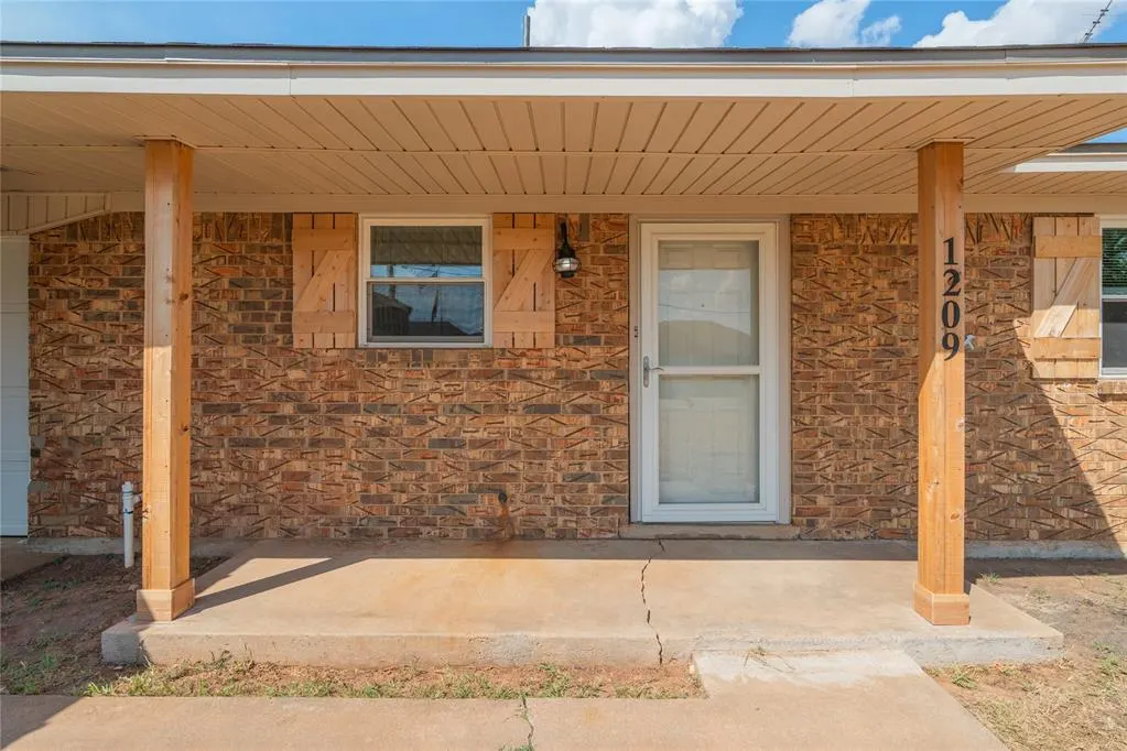 Photo 5 — 1209 1st Street, Elgin, OK 73538