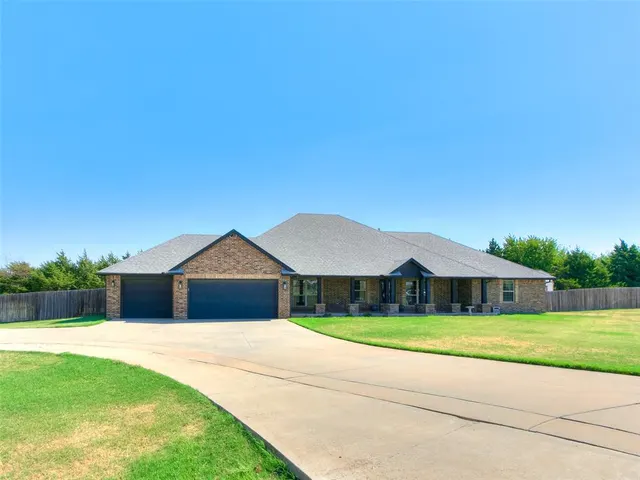 Photo 2 — 4500 Hillside Lane, Edmond, OK 73025