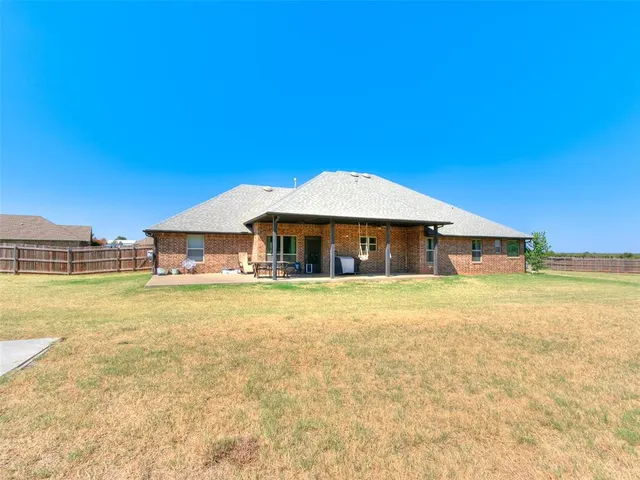 Photo 8 — 4500 Hillside Lane, Edmond, OK 73025