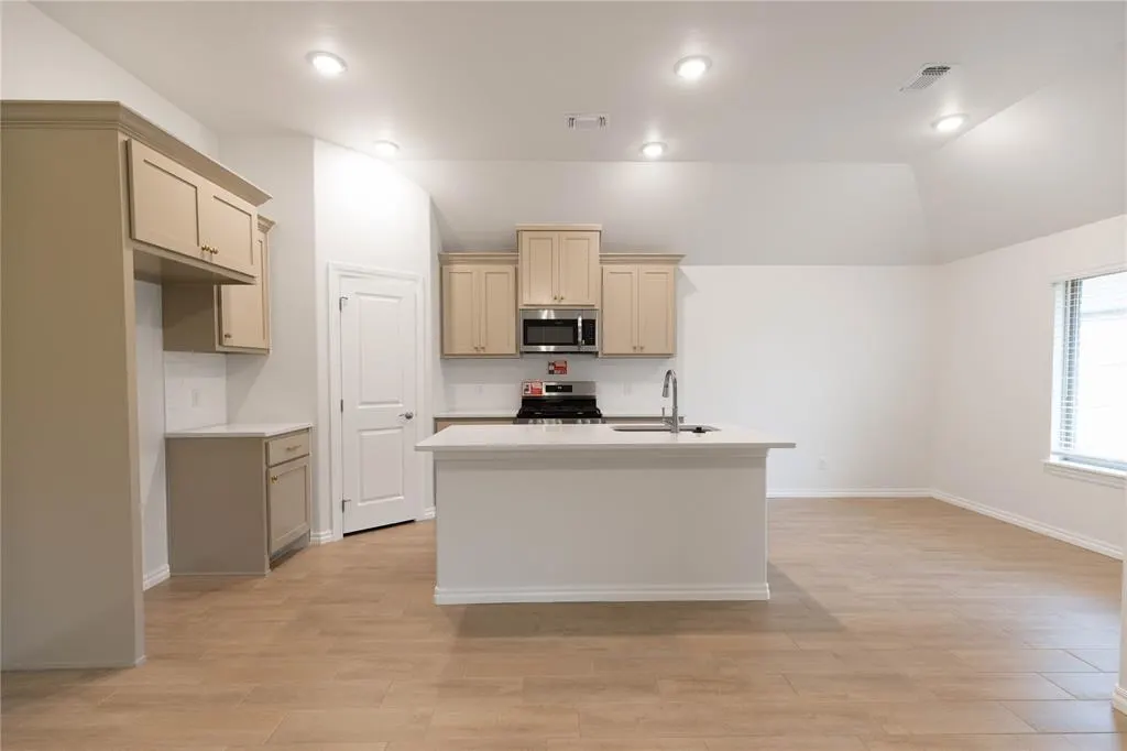Photo 3 — 8708 Poppey Place, Yukon, OK 73099