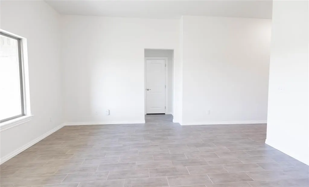 Photo 5 — 12324 SW 32nd Street, Yukon, OK 73099