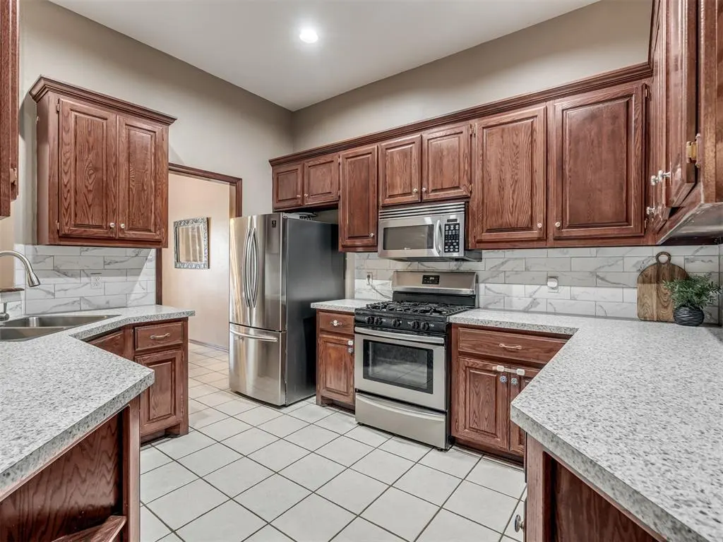 Photo 9 — 11712 SW 7th Street, Yukon, OK 73099