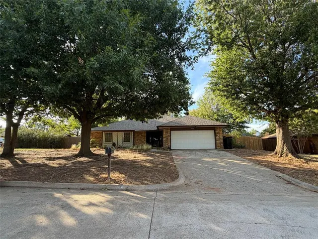 Photo 2 — 113 Lochwood Lane, Yukon, OK 73099