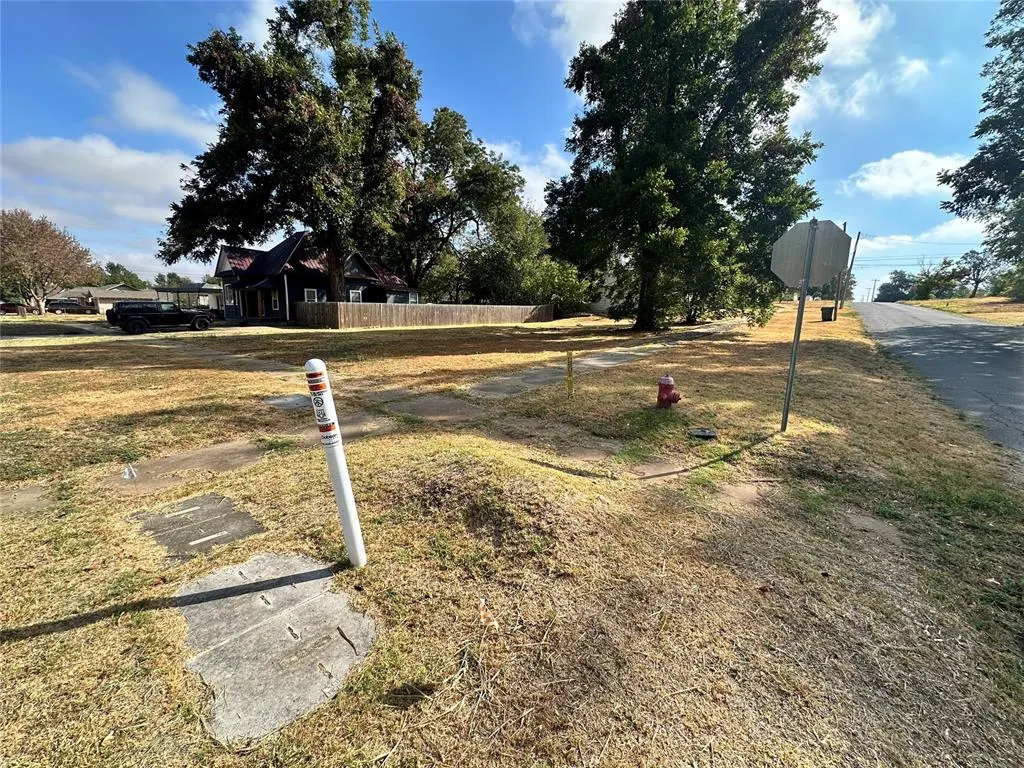Photo 2 — 627 S 8th Street, Chickasha, OK 73018