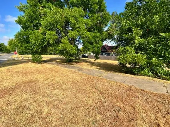 Photo 3 — 627 S 8th Street, Chickasha, OK 73018