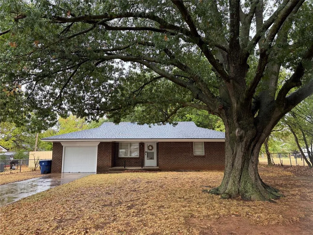 Front exterior — 1305 S 10th Street, Chickasha, OK 73018
