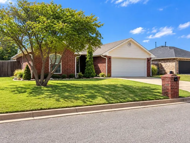 Photo 2 — 1751 Kelley Drive, Clinton, OK 73601