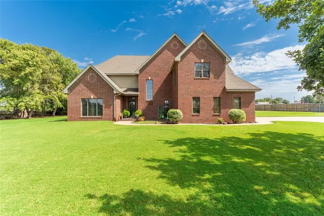 Photo 2 — 107 Stratton Lane, Clinton, OK 73601