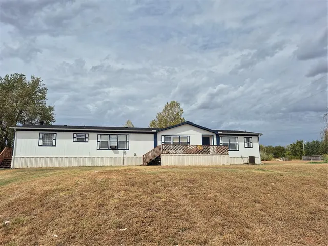 Photo 2 — 417 S Cemetery Road, Tuttle, OK 73089