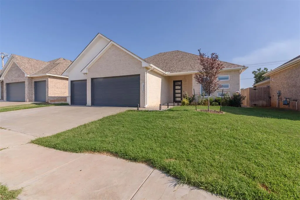 Photo 2 — 5904 NW 158th Street, Edmond, OK 73013