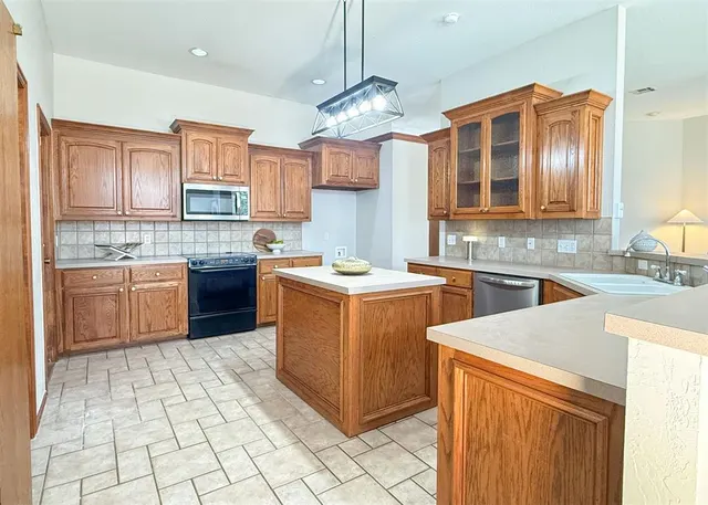 Photo 8 — 18212 Willow Oak Lane, Edmond, OK 73012