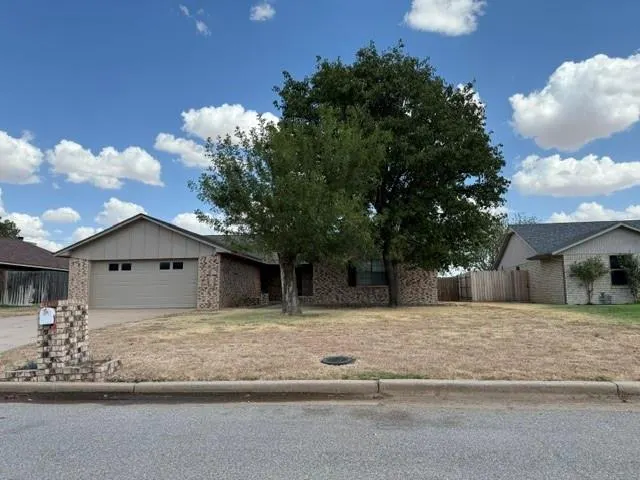 Photo 2 — 620 Taft Street, Altus, OK 73521
