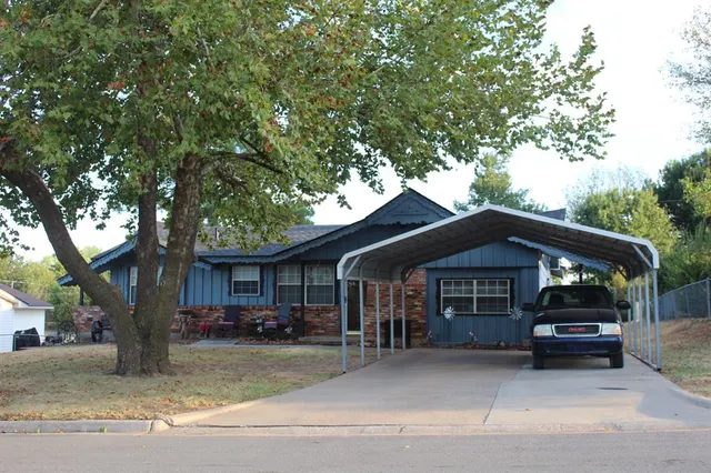 Photo 2 — 408 English Drive, Rush Springs, OK 73082