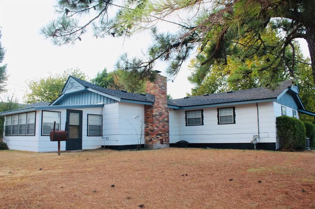 Photo 3 — 408 English Drive, Rush Springs, OK 73082