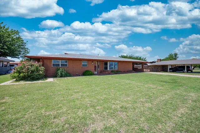 Photo 2 — 412 S Carol Street, Carnegie, OK 73015