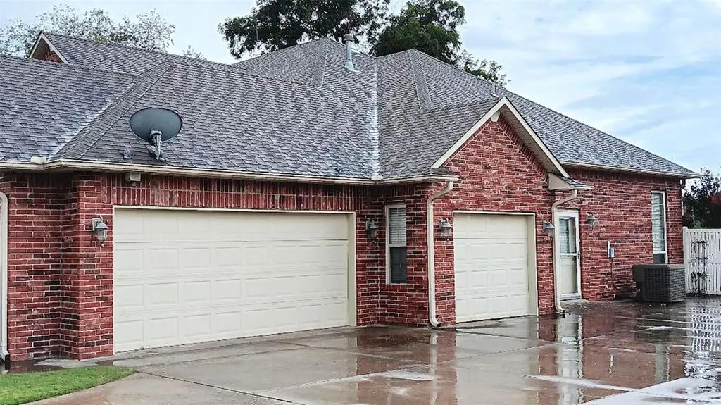 Photo 2 — 1502 N Windmill Ridge Drive, Shawnee, OK 74804