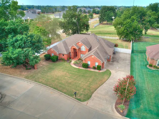 Photo 3 — 1502 N Windmill Ridge Drive, Shawnee, OK 74804