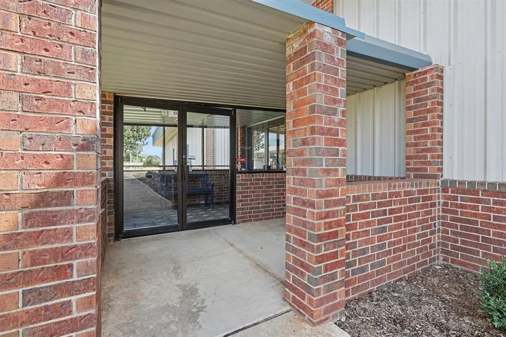 Photo 2 — 932 W State Highway 152 Highway, Mustang, OK 73064