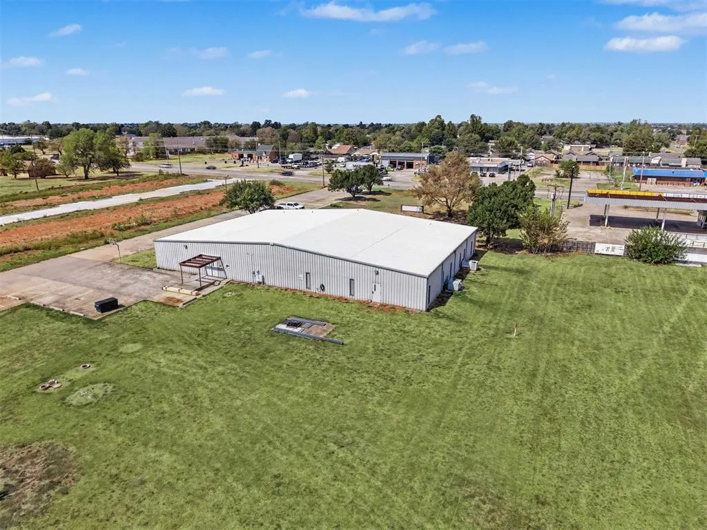 Photo 35 — 932 W State Highway 152 Highway, Mustang, OK 73064