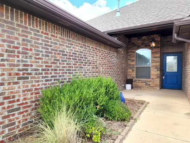 Photo 2 — 11309 NW 104th Street, Yukon, OK 73099