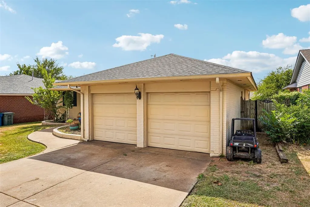 Photo 3 — 208 E 30th Street, Edmond, OK 73013